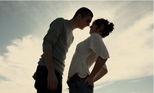 女人身边异性多意味什么 一个女人身边男人多的原因