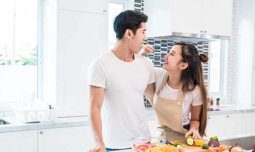 女儿带男朋友回家住一起 女儿带男朋友睡父母主卧